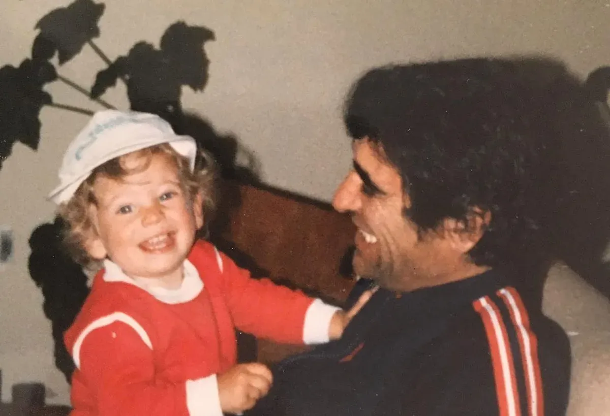 Mi padre me levanta en brazos; los dos nos reímos.