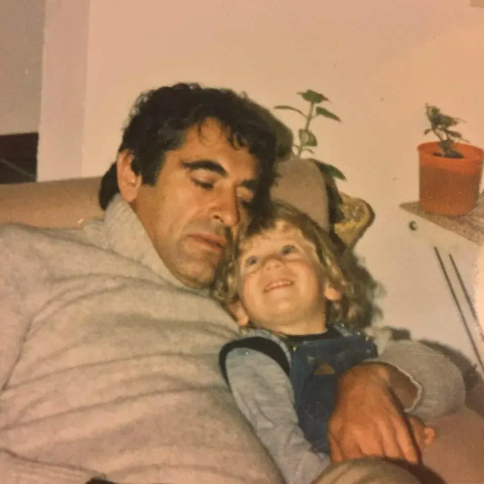 Mi padre y yo, recostados en el sillón; yo tengo dos o tres años.