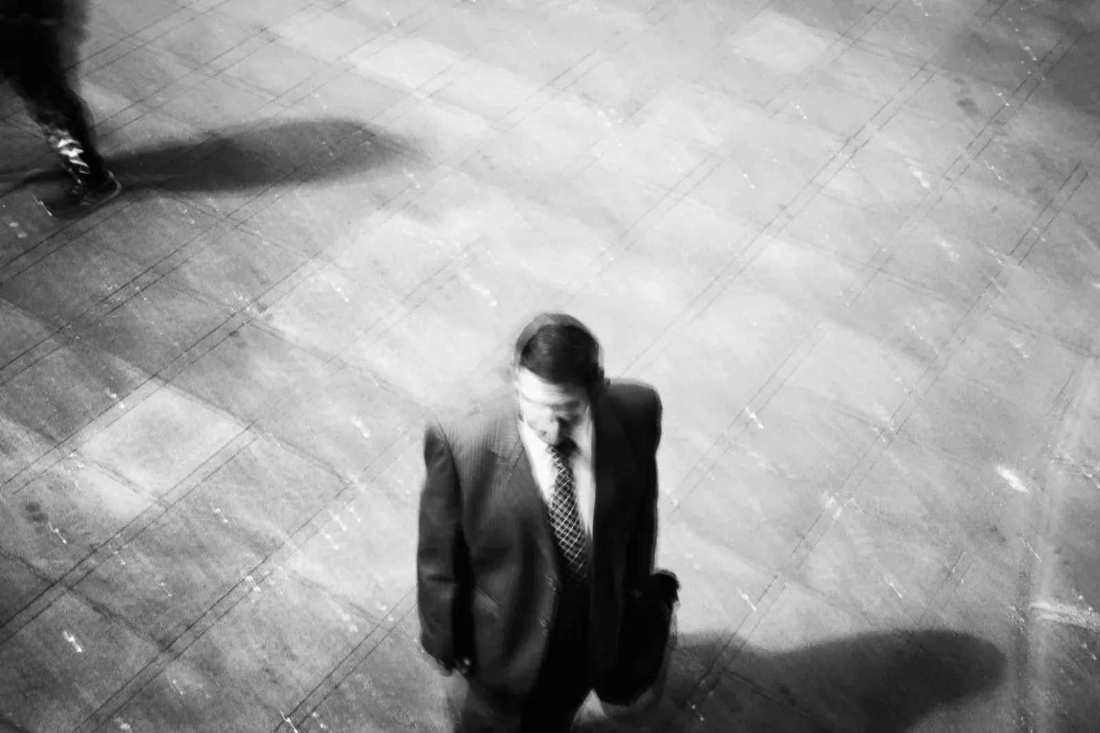 A man holding his suitcase, slow shutter, black and white